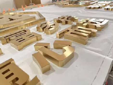 镇沅拉丝不锈钢字的特点。