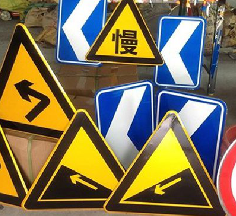 镇沅标识标牌中颜色的确定是很重要的。